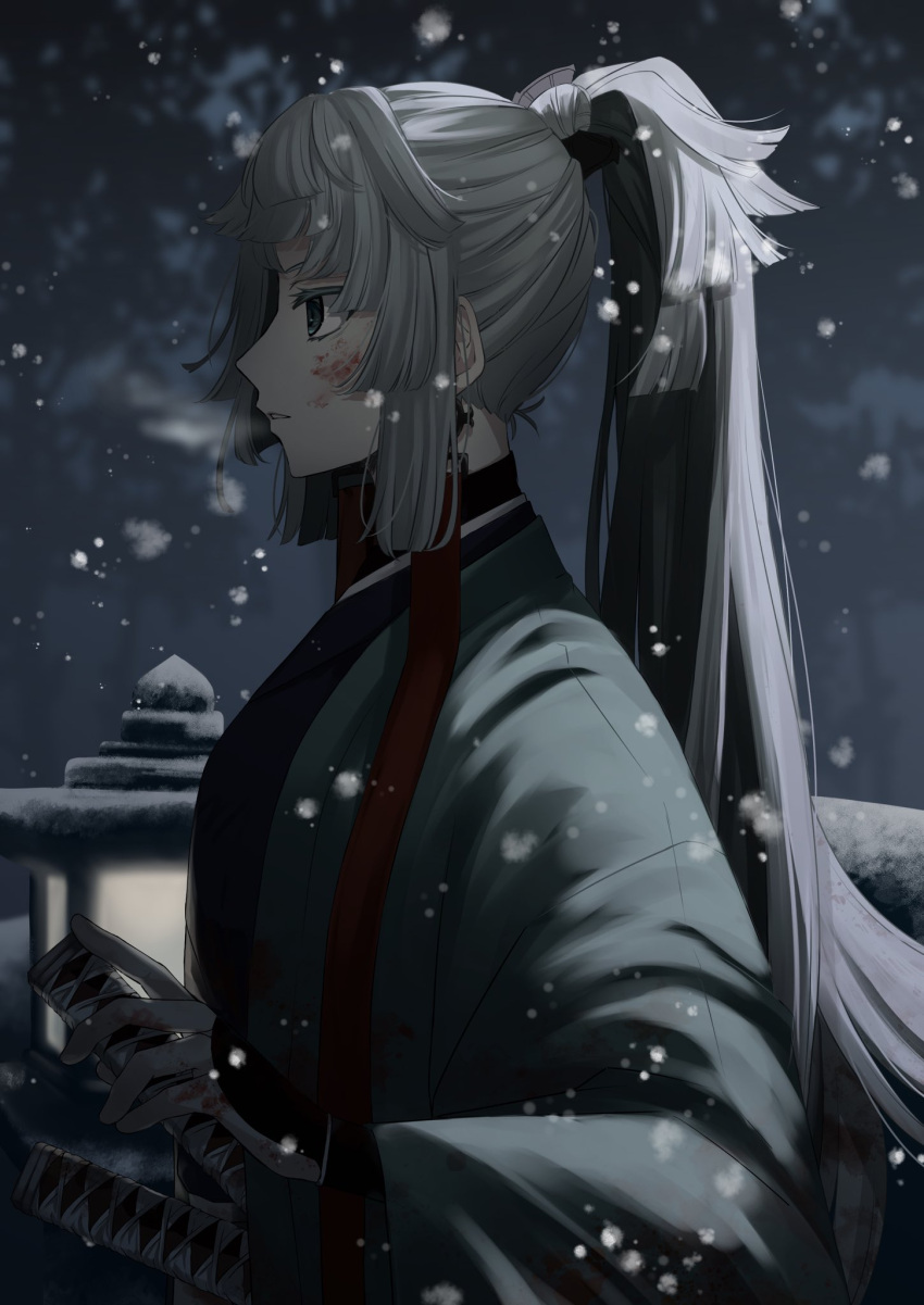 1girl blood blood_on_face blood_on_hands blue_eyes blurry blurry_background breath earrings fate/samurai_remnant fate_(series) from_side grey_hair hand_up highres holding holding_sword holding_weapon japanese_clothes jewelry katana kimono kishimen_hair long_hair looking_ahead non_565656 outdoors parted_lips ponytail sidelocks snow solo stone_lantern sword tassel tassel_earrings upper_body weapon yui_shousetsu_(fate)