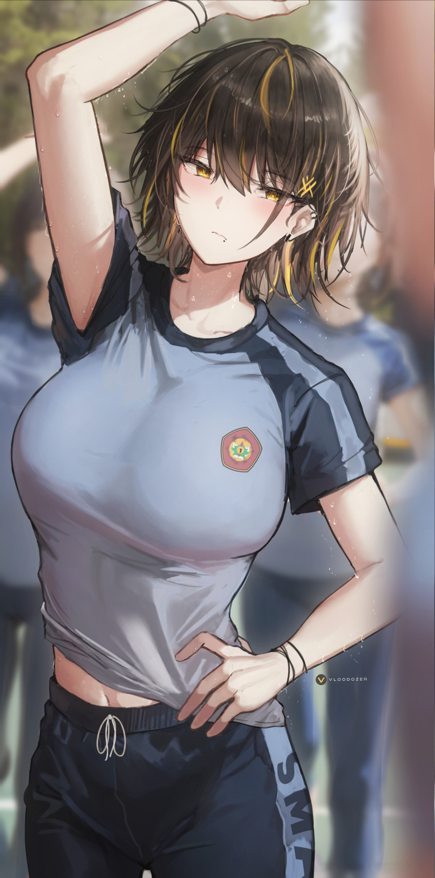 1girl absurdres artist_logo black_hair blonde_hair blue_pants blurry blurry_foreground breasts closed_mouth commentary_request ear_piercing grey_shirt hand_on_own_hip highres indonesian_commentary large_breasts leaning_to_the_side looking_at_viewer midriff_peek mole mole_under_mouth multicolored_hair navel original outdoors pants piercing shirt short_hair short_sleeves solo standing streaked_hair stretching upper_body vloodozer yellow_eyes