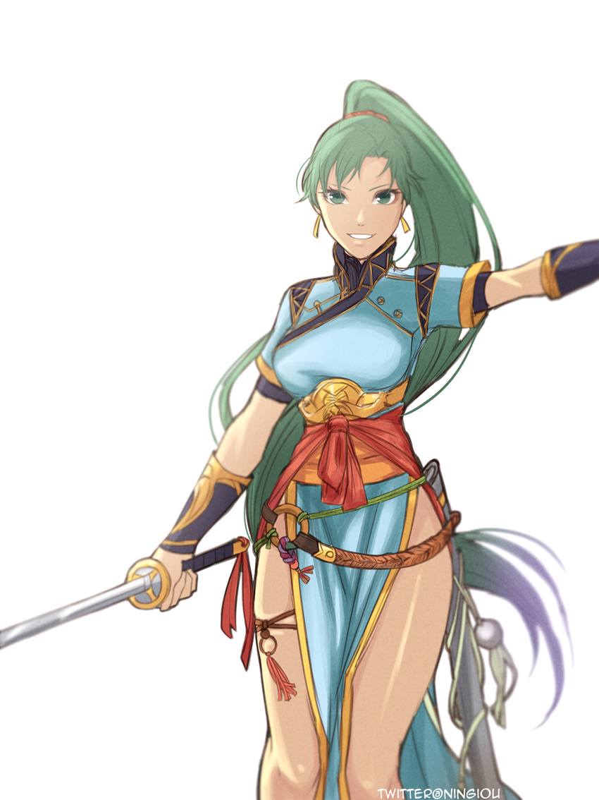 fire_emblem fire_emblem:_rekka_no_ken green_eyes green_hair highres holding holding_sword holding_weapon kyou_(ningiou) long_hair looking_at_viewer lyndis_(fire_emblem) ponytail simple_background smile solo sword very_long_hair weapon white_background