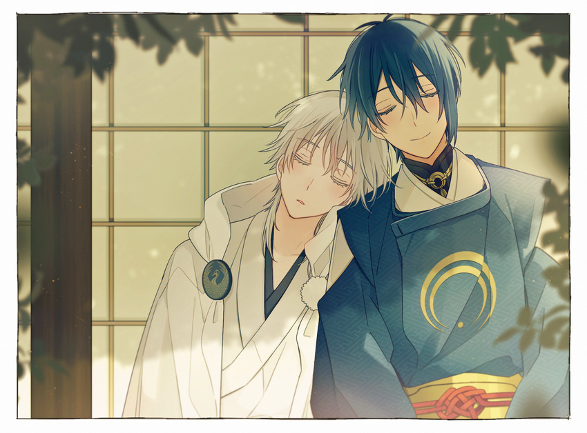 blue_hair blurry closed_eyes depth_of_field head_on_shoulder hood japanese_clothes leaf male_focus mikazuki_munechika multiple_boys sayagata sleeping smile touken_ranbu tsurumaru_kuninaga white_hair yori_(y_rsy)