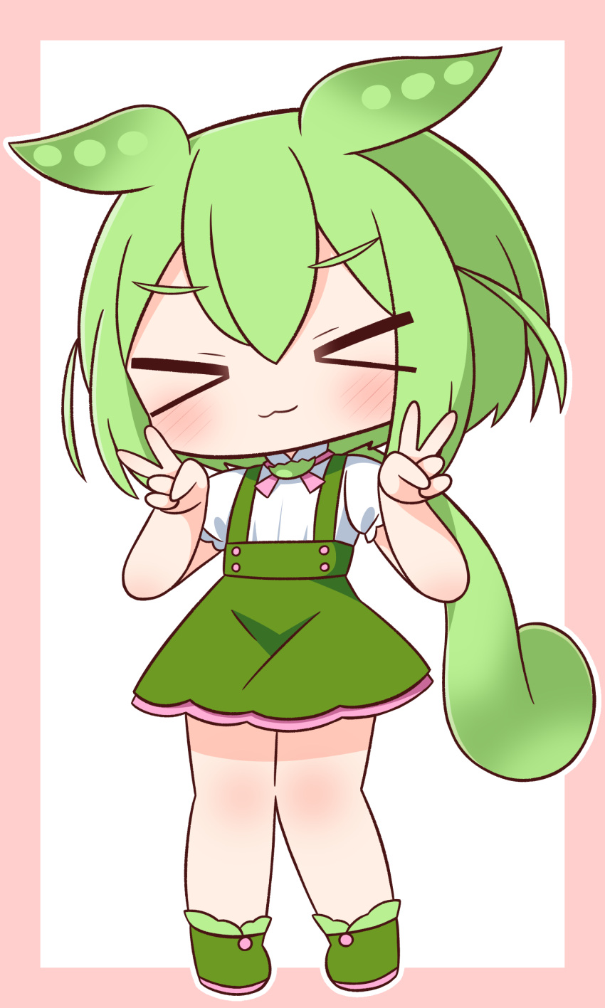 &gt;_&lt; 1girl :3 absurdres blush chibi closed_eyes closed_mouth double_v facing_viewer full_body green_footwear green_hair green_skirt hair_between_eyes hana_kazari hands_up highres long_hair outline pigeon-toed pink_background puffy_short_sleeves puffy_sleeves shirt shoes short_sleeves skirt solo standing suspender_skirt suspenders two-tone_background v very_long_hair voicevox white_background white_outline white_shirt zundamon