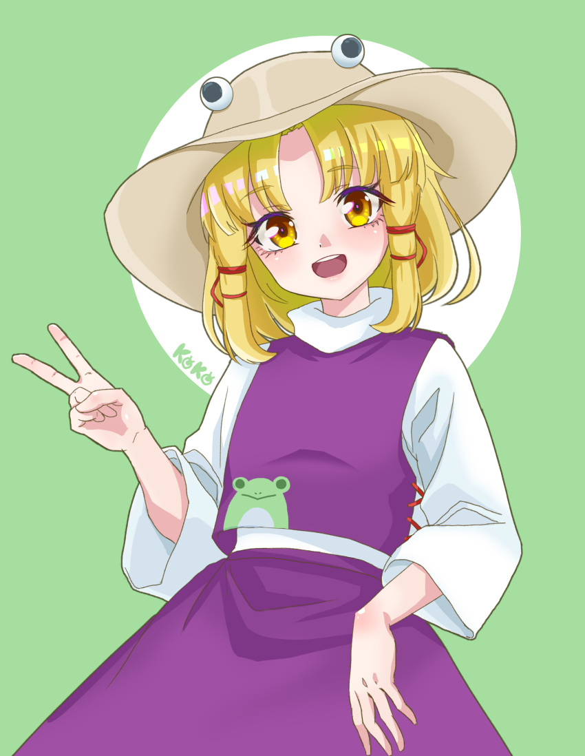 0002koko 1girl :d absurdres artist_name blonde_hair blush brown_hat commentary cowboy_shot eyelashes green_background hair_ribbon hand_up happy hat highres long_sleeves looking_at_viewer medium_hair moriya_suwako open_mouth parted_bangs purple_skirt purple_vest pyonta red_ribbon ribbon round_teeth shirt sidelocks simple_background skirt smile solo teeth touhou tress_ribbon turtleneck upper_teeth_only v vest white_shirt wide_sleeves yellow_eyes