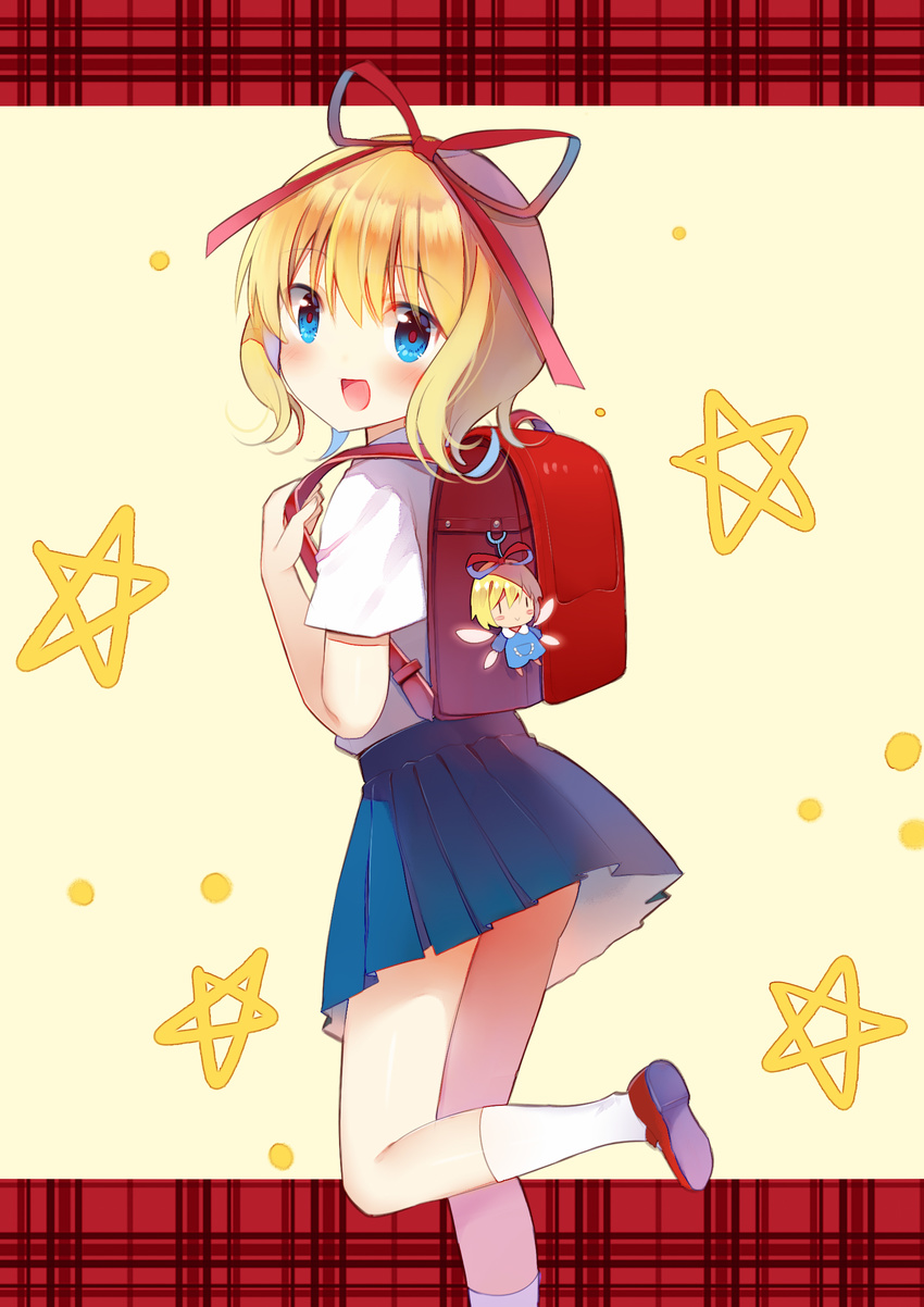 :&gt; :d absurdres alternate_costume backpack bag bangs blonde_hair blue_dress blue_eyes blue_skirt blush blush_stickers commentary_request doll dress eyebrows_visible_through_hair from_side head_tilt highres jiji_(381134808) keychain leg_up looking_at_viewer mary_janes medicine_melancholy open_mouth randoseru red_ribbon ribbon school_uniform shirt shoes short_sleeves skirt smile socks solo star su-san touhou white_legwear white_shirt wings yellow_background