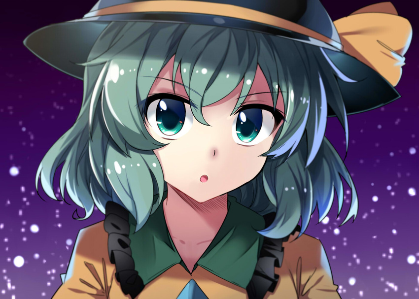 :o bangs black_hat commentary_request e.o. eyebrows_visible_through_hair eyelashes gradient gradient_background green_eyes green_hair hat hat_ribbon komeiji_koishi light_particles looking_at_viewer open_mouth purple_background ribbon shiny shiny_hair short_hair solo touhou upper_body v-shaped_eyebrows yellow_ribbon