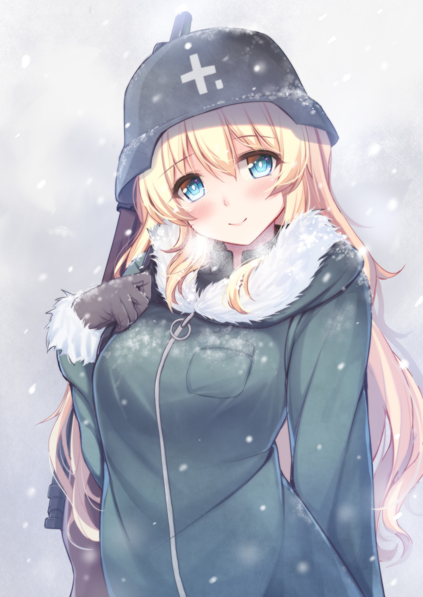 absurdres bangs blonde_hair blue_eyes blush breast_pocket bright_pupils brown_gloves closed_mouth coat commentary_request eyebrows_visible_through_hair fur-trimmed_sleeves fur_collar fur_trim gloves green_coat gun head_tilt helmet highres hood hood_down hooded_coat long_hair long_sleeves looking_at_viewer over_shoulder pocket qunqing rifle shoujo_shuumatsu_ryokou smile snowing solo stahlhelm tareme upper_body very_long_hair weapon winter winter_clothes winter_coat yuuri_(shoujo_shuumatsu_ryokou) zipper