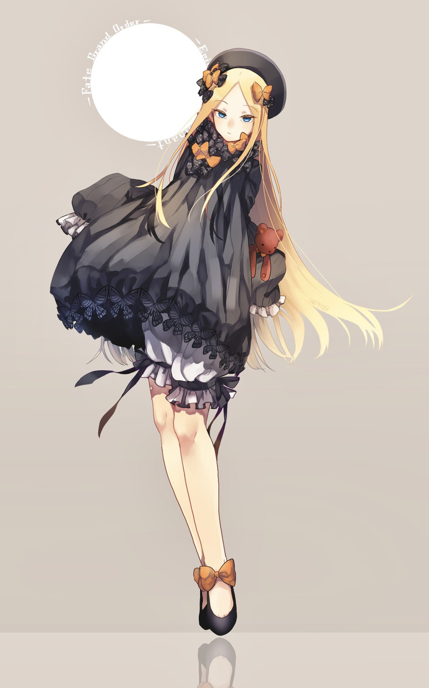 abigail_williams_(fate/grand_order) black_bow black_dress black_ribbon blonde_hair blue_eyes bow closed_mouth commentary dress dress_bow dress_shoes eyebrows_visible_through_hair fate/grand_order fate_(series) frilled_dress frilled_legwear frilled_sleeves frills full_body gothic_lolita grey_background hair_bow hat highres holding holding_toy lolita_fashion long_hair long_sleeves looking_at_viewer orange_bow reflective_floor ribbon shoe_bow shoes sleeves_past_fingers sleeves_past_wrists solo stuffed_animal stuffed_toy teddy_bear too_many_bows u_5ham0