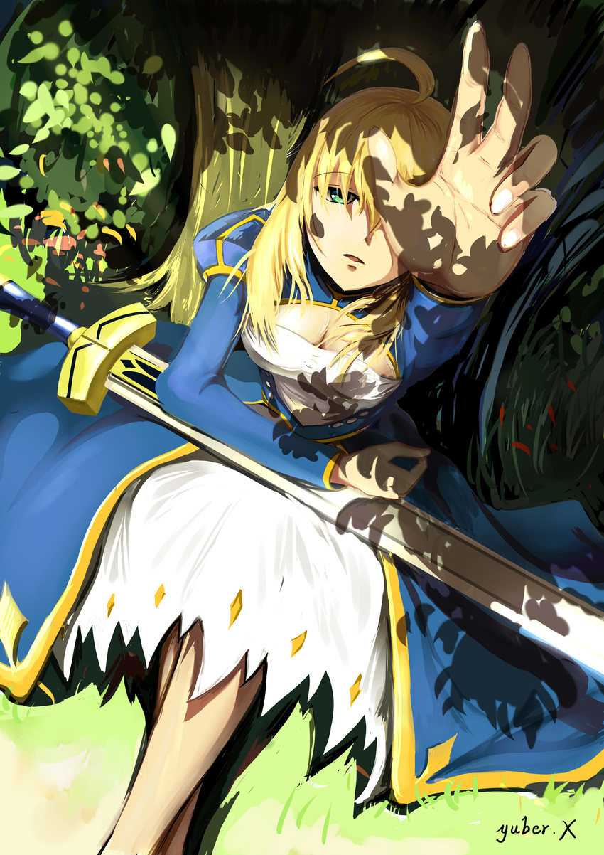 absurdres ahoge arm_above_head artist_name artoria_pendragon_(all) blonde_hair breasts cleavage cleavage_cutout crossed_legs excalibur fate/stay_night fate_(series) grass green_eyes hair_between_eyes highres leaf long_hair looking_up medium_breasts outstretched_arm painterly saber solo sword tree tree_shade tree_trunk weapon yuber.x