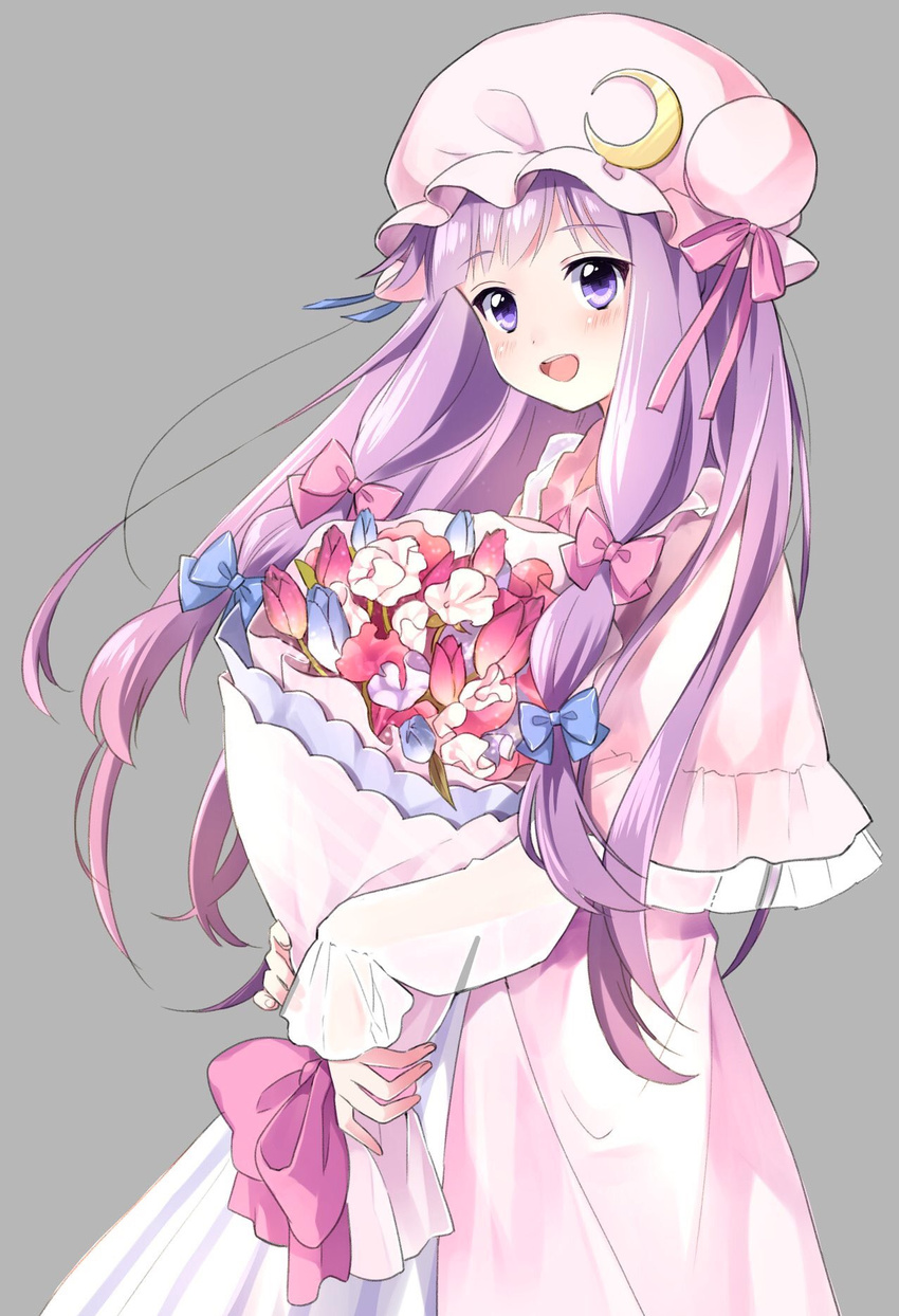 :d bangs blue_ribbon blush bouquet crescent crescent_moon_pin dress eyebrows_visible_through_hair fingernails flower grey_background hair_ribbon hat highres holding holding_bouquet long_hair long_sleeves looking_at_viewer mob_cap open_mouth patchouli_knowledge pink_dress pink_hat purple_eyes purple_hair red_ribbon ribbon simple_background smile solo standing touhou tress_ribbon vanilla_(miotanntann)