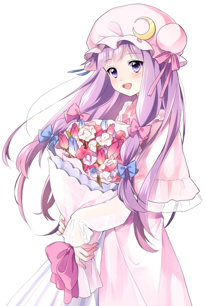 :d bangs blue_ribbon blush bouquet crescent crescent_moon_pin dress eyebrows_visible_through_hair fingernails flower hair_ribbon hat highres holding holding_bouquet long_hair long_sleeves looking_at_viewer mob_cap open_mouth patchouli_knowledge pink_dress pink_hat purple_eyes purple_hair red_ribbon ribbon simple_background smile solo standing touhou tress_ribbon vanilla_(miotanntann) white_background