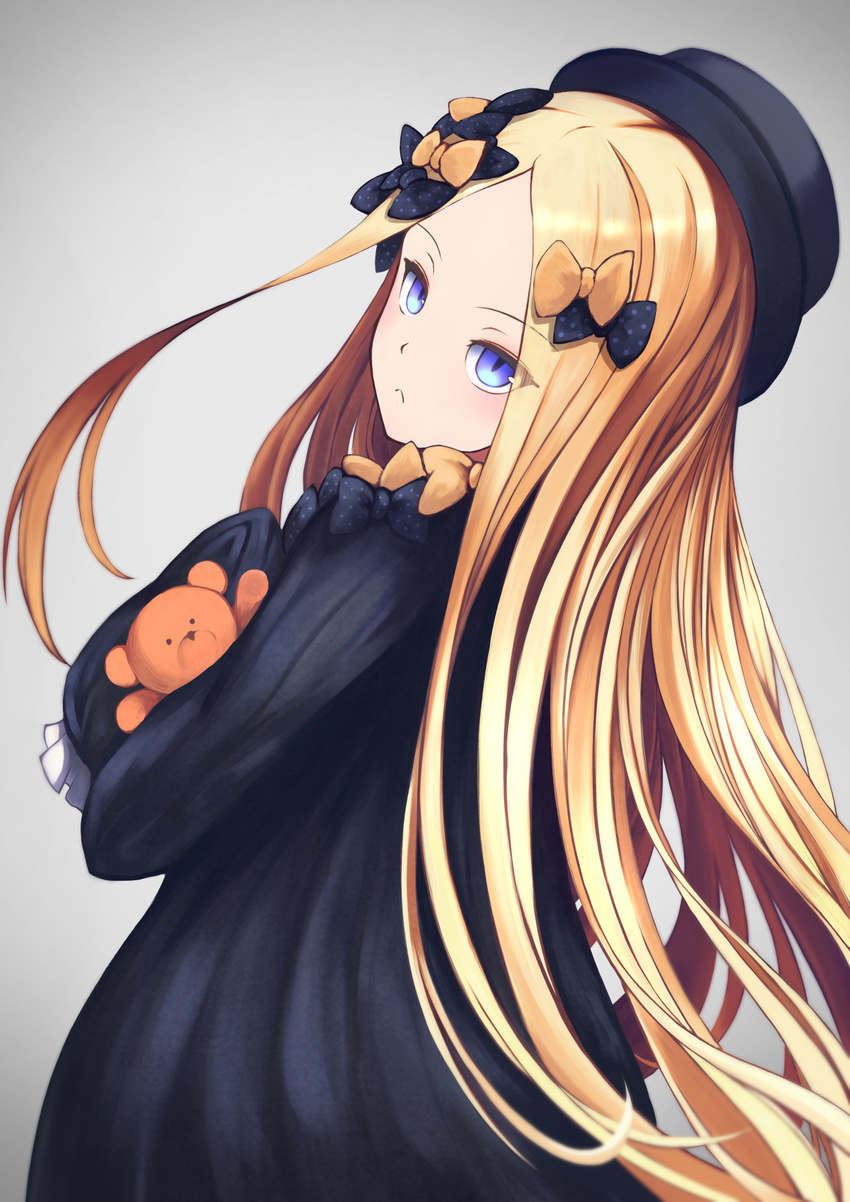 :c abigail_williams_(fate/grand_order) bangs black_bow black_dress black_hat blonde_hair blue_eyes blush bow closed_mouth commentary_request dress eyebrows_visible_through_hair fate/grand_order fate_(series) grey_background hair_bow hat head_tilt highres kirara_(mzk_ya) long_hair long_sleeves looking_at_viewer looking_back object_hug orange_bow parted_bangs polka_dot polka_dot_bow simple_background sleeves_past_wrists solo stuffed_animal stuffed_toy teddy_bear very_long_hair