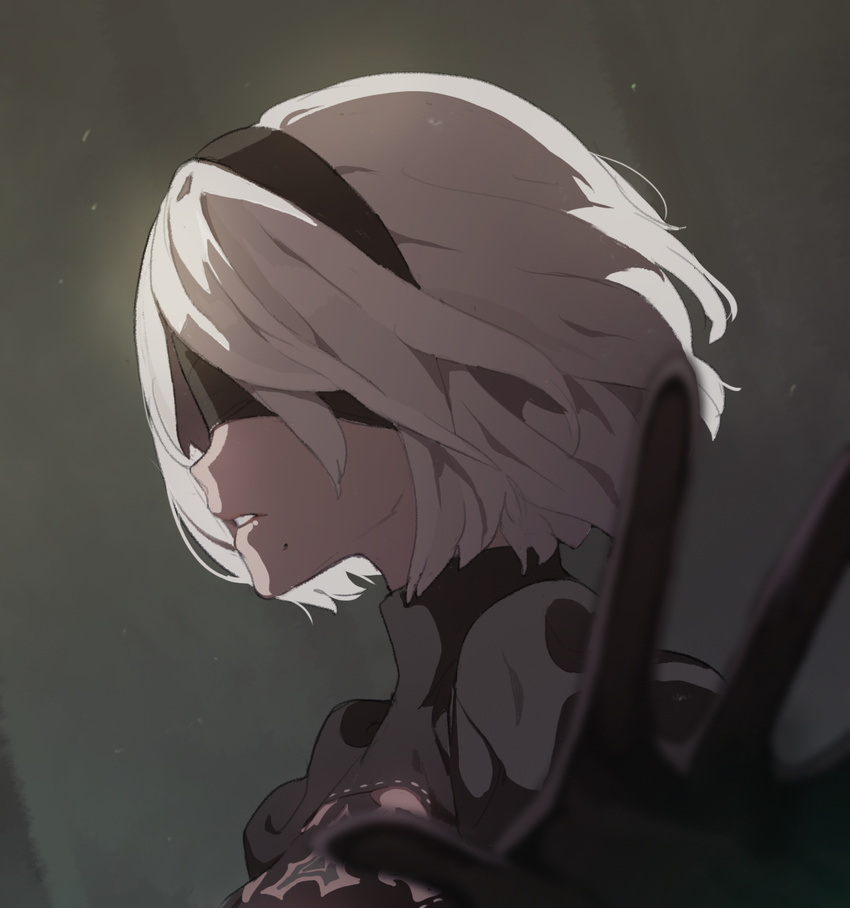 black_blindfold black_dress black_gloves blindfold blurry blurry_foreground commentary_request depth_of_field doremi dress from_side gloves grey_background headband highres mole mole_under_mouth nier_(series) nier_automata parted_lips profile short_hair solo white_hair yorha_no._2_type_b