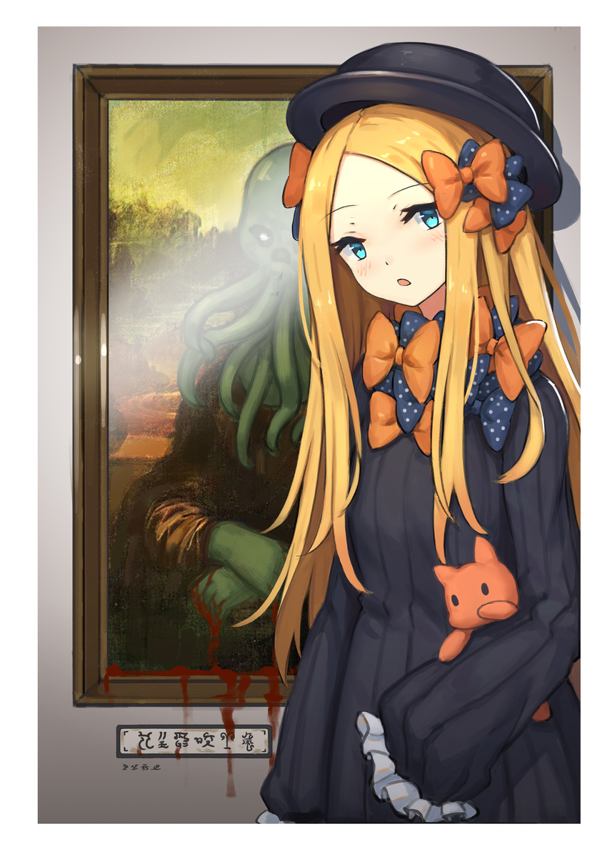 abigail_williams_(fate/grand_order) absurdres aqua_eyes bangs black_bow black_dress black_hat blonde_hair blood blood_on_wall bloody_hands border bow commentary_request cowboy_shot cthulhu cthulhu_mythos dress eyebrows_visible_through_hair fate/grand_order fate_(series) fine_art_parody forehead frilled_sleeves frills grey_background hair_bow hat head_tilt highres holding holding_stuffed_animal long_hair long_sleeves looking_at_viewer mona_lisa orange_bow painting_(object) parody parted_bangs parted_lips shiny shiny_hair sleeves_past_fingers sleeves_past_wrists solo striped stuffed_animal stuffed_cat stuffed_toy translation_request vertical-striped_dress vertical_stripes white_border yao_ren_gui