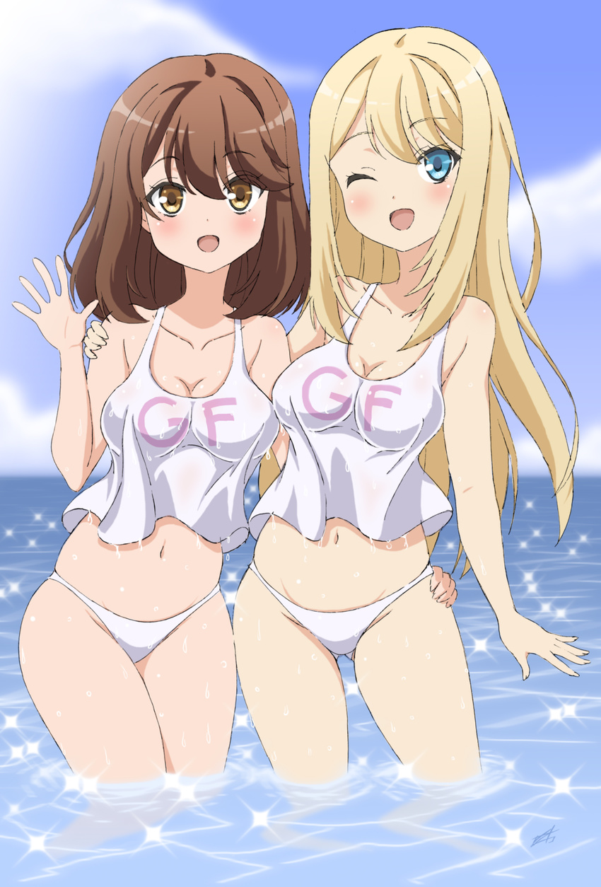 :d ;d absurdres bangs bare_shoulders blonde_hair blue_eyes breasts brown_eyes brown_hair chloe_lemaire cleavage clothes_writing contrapposto crop_top day eyebrows_visible_through_hair girlfriend_(kari) hand_on_another's_hip hand_on_another's_shoulder highres hips long_hair medium_breasts multiple_girls navel ocean one_eye_closed open_mouth outdoors refraction shiina_kokomi short_hair skindentation smile standing swept_bangs tank_top very_long_hair vzmk2 wading water waving wet white_bikini_bottom