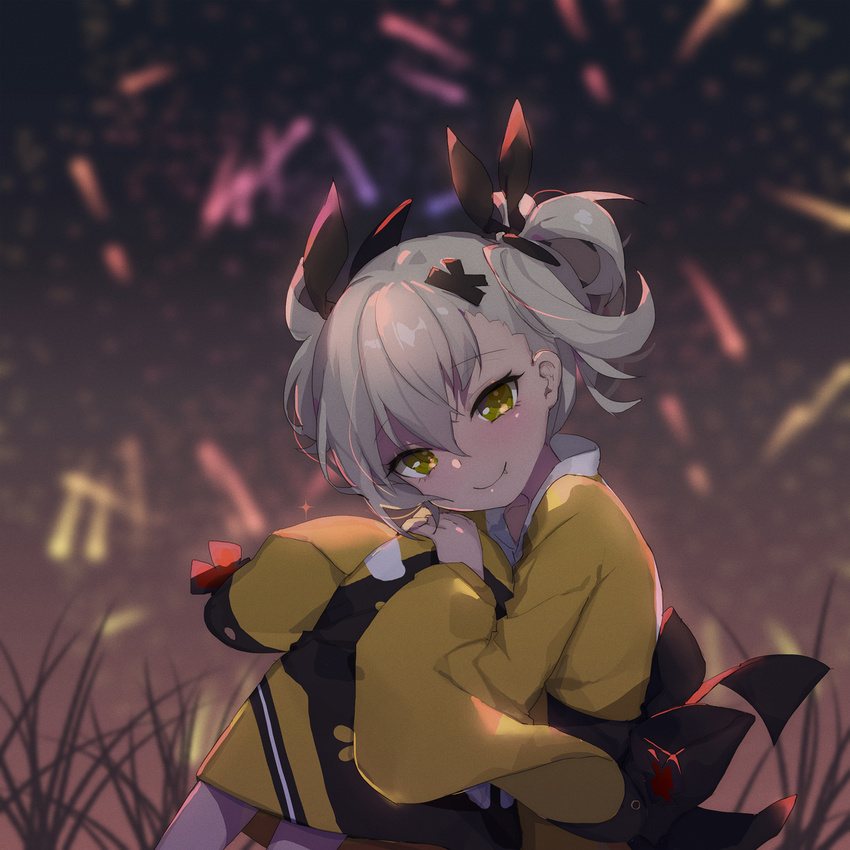 acidear alternate_costume asymmetrical_bangs bangs black_bow black_kimono blush bottle bow collarbone commentary eyebrows_visible_through_hair fan fang fang_out floating_hair girls_frontline grass grey_hair hair_between_eyes hair_bow half-closed_eyes hands_on_own_knees hands_together head_tilt highres japanese_clothes kimono klin_(girls_frontline) looking_at_viewer night night_sky obi open_mouth outdoors paper_fan pouch sandals sash short_twintails sitting sky smile socks solo thick_eyebrows tsurime twintails wind yellow_eyes yellow_kimono