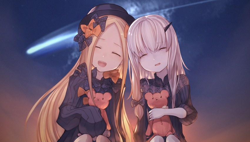 :d ^_^ abigail_williams_(fate/grand_order) bangs black_bow black_dress black_hat blonde_hair bow closed_eyes commentary_request dress facing_viewer falling_star fate/grand_order fate_(series) forehead hair_bow hat horn lavinia_whateley_(fate/grand_order) leaning_on_person long_hair long_sleeves multiple_girls object_hug open_mouth orange_bow parted_bangs parted_lips polka_dot polka_dot_bow sleeves_past_wrists smile stuffed_animal stuffed_toy teddy_bear teko very_long_hair white_hair