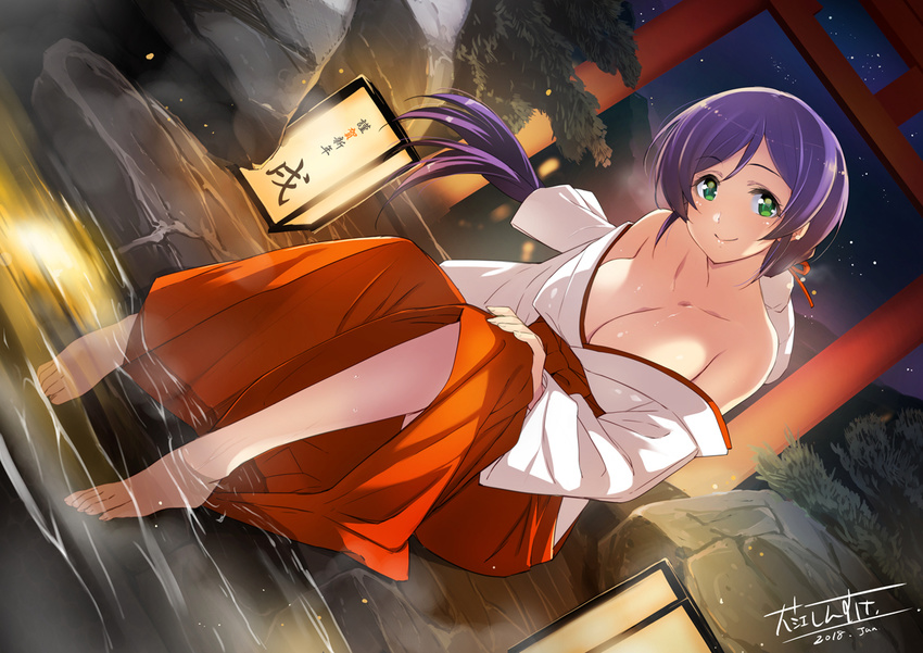 alternate_hairstyle bare_shoulders barefoot breasts cleavage closed_mouth collarbone dated dutch_angle green_eyes hakama hand_on_own_knee head_tilt inue_shinsuke japanese_clothes kimono lantern large_breasts light lips long_hair long_sleeves looking_at_viewer love_live! love_live!_school_idol_project low_ponytail miko night night_sky no_bra off_shoulder on_floor onsen outdoors purple_hair red_hakama signature sky smile soaking_feet solo star_(sky) starry_sky stone_floor tareme torii toujou_nozomi very_long_hair water white_kimono wide_sleeves