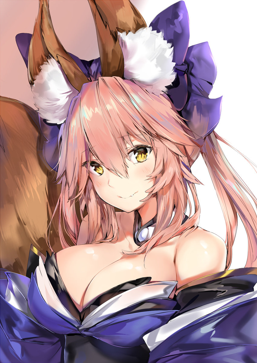 animal_ear_fluff animal_ears bangs bare_shoulders blue_bow blue_kimono blush bow breasts brown_background cleavage closed_mouth collarbone commentary detached_collar eyebrows_visible_through_hair fang fang_out fate/extra fate_(series) fox_ears fox_girl fox_tail gradient gradient_background hair_between_eyes hair_bow head_tilt highres japanese_clothes kimono large_breasts long_hair looking_at_viewer obi off_shoulder pink_hair sash silver_(chenwen) smile solo tail tamamo_(fate)_(all) tamamo_no_mae_(fate) twintails very_long_hair white_background yellow_eyes