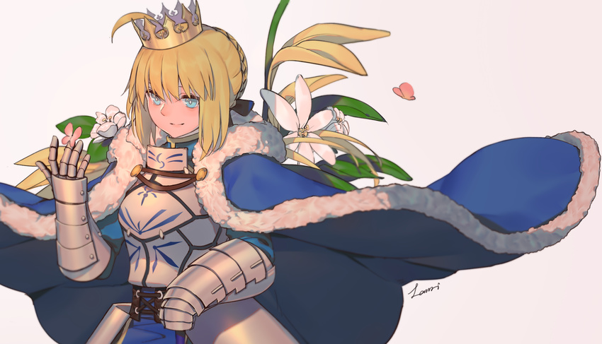 ahoge armor armored_dress artist_name artoria_pendragon_(all) bangs blonde_hair blue_cape blue_dress blue_eyes blush breastplate butterfly_on_hand cape closed_mouth crown dress fate/stay_night fate_(series) faulds flower fur-trimmed_cape fur_trim gauntlets highres lanzi_(415460661) saber short_hair signature smile solo upper_body white_flower