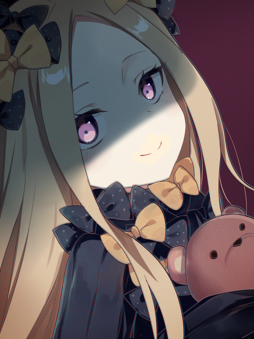 abigail_williams_(fate/grand_order) bangs black_bow black_dress black_hat blonde_hair blush bow chromatic_aberration closed_mouth dress fate/grand_order fate_(series) forehead hair_bow hat head_tilt highres long_sleeves looking_at_viewer object_hug orange_bow parted_bangs polka_dot polka_dot_bow purple_background purple_eyes sada_(sadahalu) simple_background sleeves_past_fingers sleeves_past_wrists smile solo stuffed_animal stuffed_toy teddy_bear