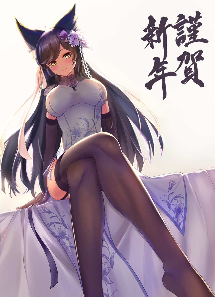 animal_ears arms_at_sides atago_(azur_lane) azur_lane black_gloves black_hair black_legwear blush breasts china_dress chinese_clothes closed_mouth crossed_legs dress dutch_angle elbow_gloves eyebrows_visible_through_hair feet_out_of_frame floral_print flower foreshortening gloves hair_flower hair_ornament highres john_117 large_breasts long_hair looking_at_viewer mole mole_under_eye on_bed print_dress simple_background smile solo straight_hair thighhighs translation_request tsurime very_long_hair white_dress yellow_background yellow_eyes