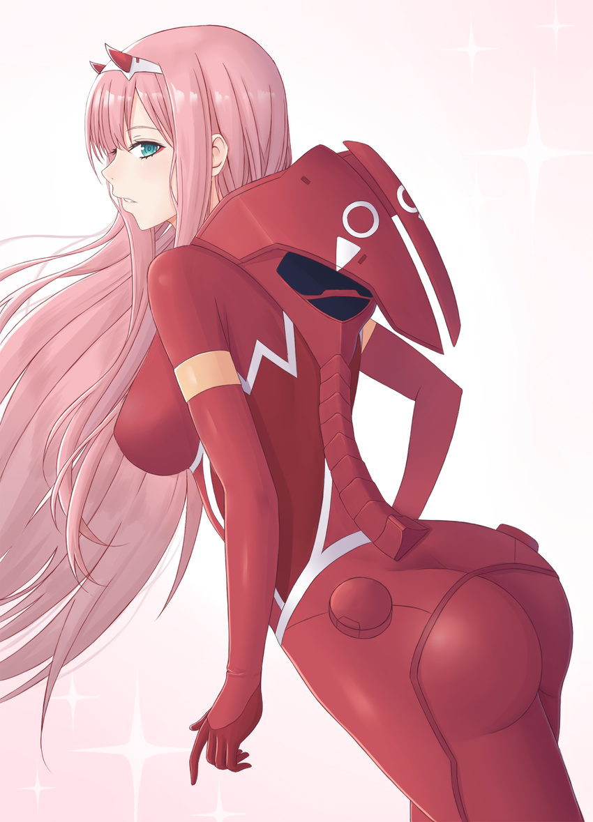 aqua_eyes ass bangs bodysuit breasts darling_in_the_franxx dutch_angle eyebrows_visible_through_hair gradient gradient_background hair_between_eyes highres horns long_hair looking_at_viewer looking_to_the_side medium_breasts mentai_mayo parted_lips pilot_suit pink_background pink_hair profile red_bodysuit solo sparkle very_long_hair zero_two_(darling_in_the_franxx)