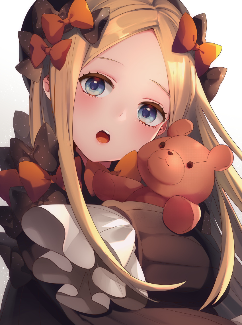 abigail_williams_(fate/grand_order) absurdres bangs black_bow black_dress black_hat blonde_hair blue_eyes blush bow commentary_request dress fate/grand_order fate_(series) forehead gradient gradient_background grey_background hair_bow hat head_tilt highres long_hair long_sleeves neko-san_(dim.dream) object_hug open_mouth orange_bow parted_bangs polka_dot polka_dot_bow sleeves_past_fingers sleeves_past_wrists solo stuffed_animal stuffed_toy teddy_bear upper_teeth very_long_hair white_background
