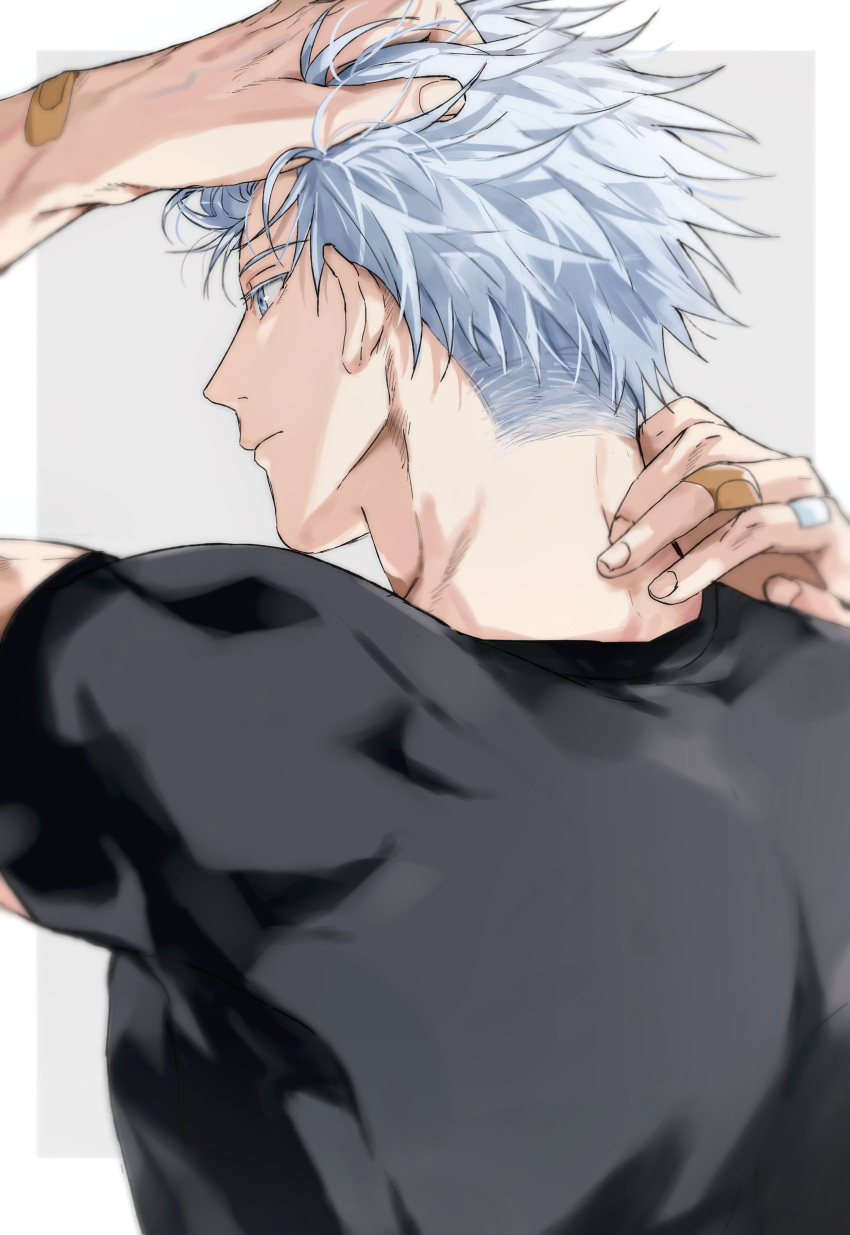 1boy absurdres back bandaid bandaid_on_hand black_shirt blue_eyes closed_mouth expressionless gojou_satoru grey_background hand_in_own_hair highres jujutsu_kaisen male_focus shirt short_sleeves simple_background solo upper_body white_hair yoon_(dmsco1803)