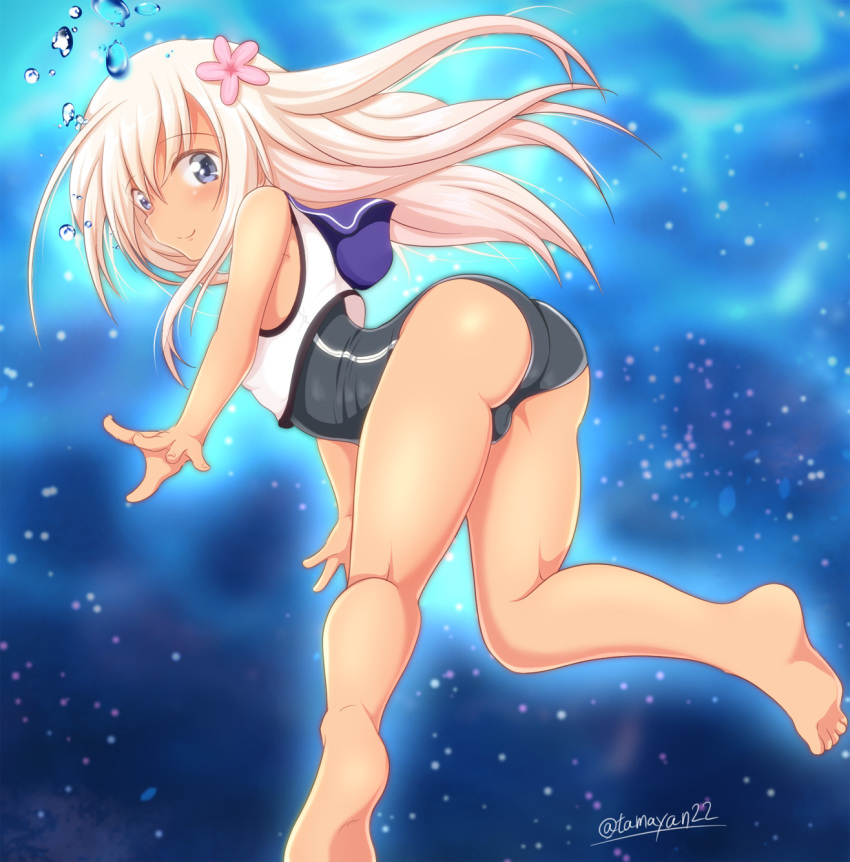 air_bubble ass barefoot black_swimsuit blonde_hair blue_eyes blue_sailor_collar bubble crop_top flower freediving from_behind full_body hair_flower hair_ornament highres kantai_collection long_hair looking_at_viewer looking_back one-piece_swimsuit one-piece_tan ro-500_(kantai_collection) sailor_collar school_swimsuit solo swimming swimsuit swimsuit_under_clothes tamayan tan tanline twitter_username underwater