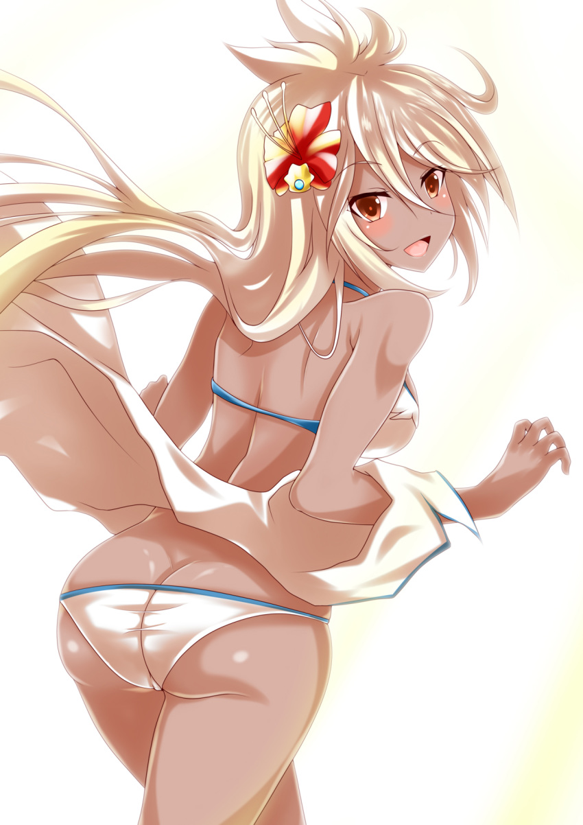 :d ass ayasato_karen bare_arms bare_shoulders bikini blonde_hair blush breasts brown_eyes butt_crack cwind dark_skin eyebrows_visible_through_hair flower gradient_hair granblue_fantasy hair_between_eyes hands_up hibiscus highres leaning_forward long_hair looking_at_viewer medium_breasts multicolored_hair off_shoulder open_mouth red_flower shiny shiny_skin shoulder_blades silver_hair smile solo standing swimsuit two-tone_background very_long_hair white_bikini zooey_(granblue_fantasy)