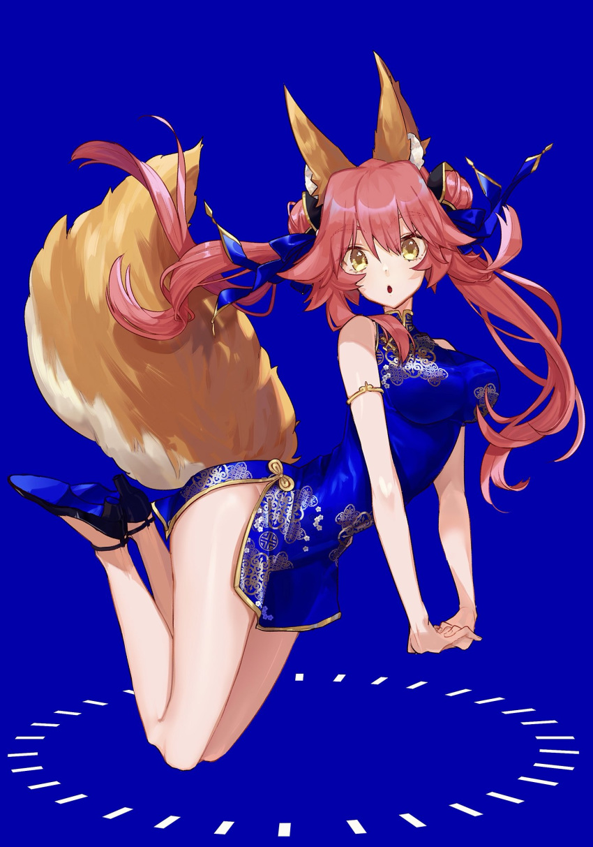 animal_ears china_dress chinese_clothes commentary_request dress eyebrows_visible_through_hair fate_(series) fox_ears fox_tail hair_ribbon highres hino_hinako long_hair looking_at_viewer pink_hair ribbon simple_background sleeveless solo tail tail_raised tamamo_(fate)_(all) tamamo_no_mae_(fate) yellow_eyes