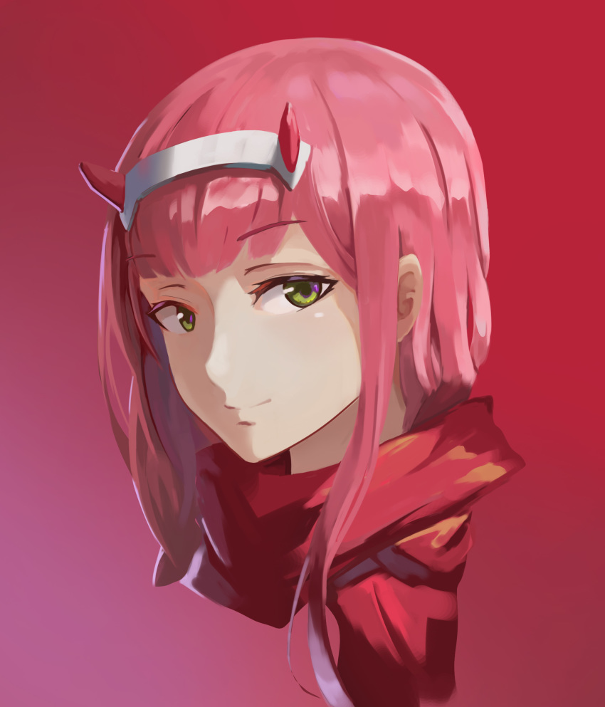 absurdres closed_mouth darling_in_the_franxx eyebrows_visible_through_hair gan-viking gradient gradient_background green_eyes hairband highres horns long_hair looking_at_viewer md5_mismatch pink_hair red_cloak red_horns smile solo white_hairband zero_two_(darling_in_the_franxx)