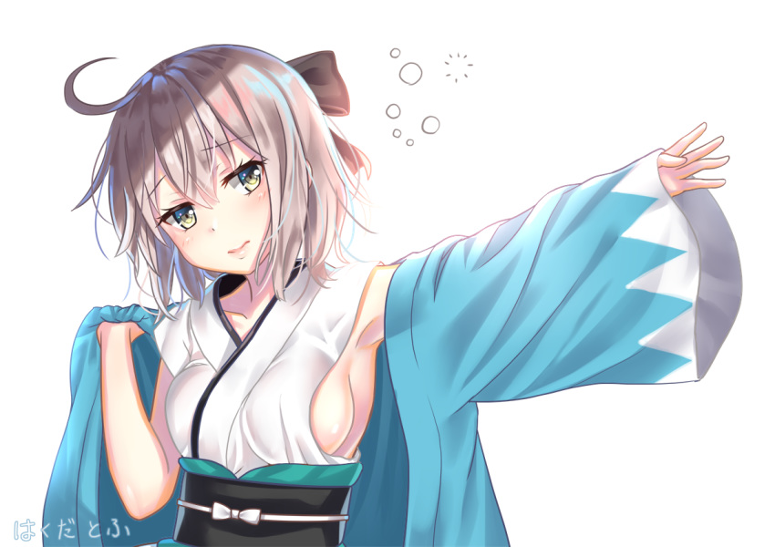 ahoge bangs black_bow blush bow breasts collarbone commentary_request dressing eyebrows_visible_through_hair fate/grand_order fate_(series) hair_between_eyes hair_bow hakuda_tofu haori head_tilt japanese_clothes kimono koha-ace long_sleeves obi okita_souji_(fate) okita_souji_(fate)_(all) outstretched_arm sash short_kimono sideboob silver_hair simple_background sleepy sleeveless sleeveless_kimono sleeves_past_wrists solo white_background white_kimono wide_sleeves yellow_eyes