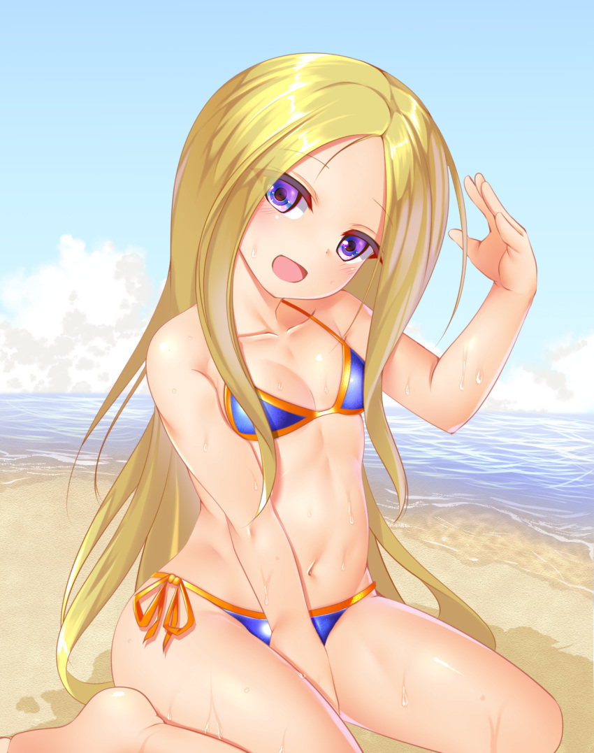 :d abigail_williams_(fate/grand_order) bangs bare_arms bare_legs bare_shoulders barefoot beach between_legs bikini blonde_hair blue_bikini blue_sky blush cloud collarbone day eyebrows_visible_through_hair eyes_visible_through_hair fate/grand_order fate_(series) flat_chest hand_up head_tilt highres horizon long_hair looking_at_viewer miyajima_(anthem-anthem) navel ocean open_mouth orange_bikini outdoors parted_bangs purple_eyes sand shadow shiny shiny_skin side-tie_bikini sidelocks sitting sky smile solo stomach straight_hair string_bikini summer swimsuit very_long_hair wariza wet