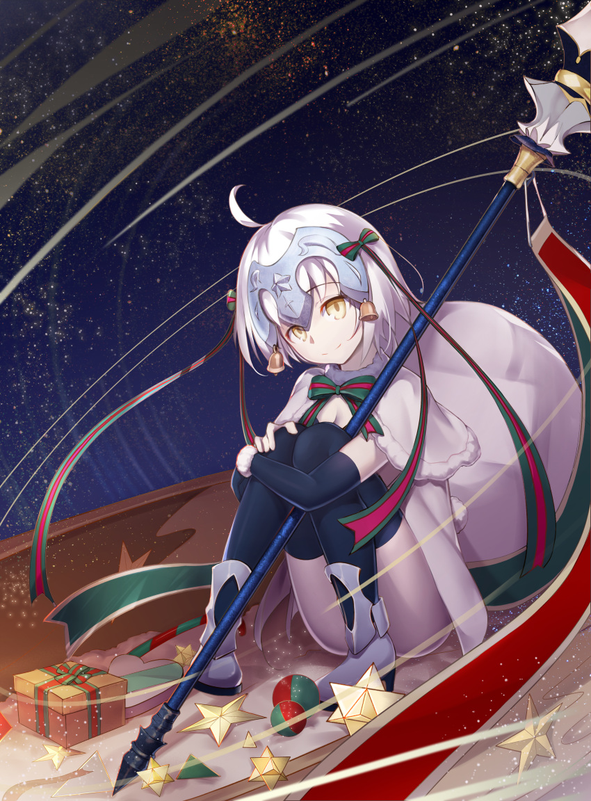 ahoge bag bell black_legwear bow breasts capelet cleavage detached_sleeves eyebrows_visible_through_hair fate/grand_order fate_(series) full_body fur_trim gift_bag hair_bow head_tilt highres holding holding_weapon jeanne_d'arc_(fate)_(all) jeanne_d'arc_alter_santa_lily polearm short_hair silver_hair sitting small_breasts smile thighhighs weapon white_capelet xie_wang yellow_eyes
