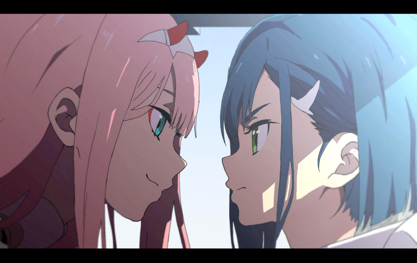 aqua_eyes blue_hair commentary_request darling_in_the_franxx eye_contact face-to-face green_eyes hair_ornament hairclip half-closed_eyes highres horns ichigo_(darling_in_the_franxx) long_hair looking_at_another multiple_girls omaaruebi_no_rizotto pink_hair short_hair sidelocks smile smug yuri zero_two_(darling_in_the_franxx)