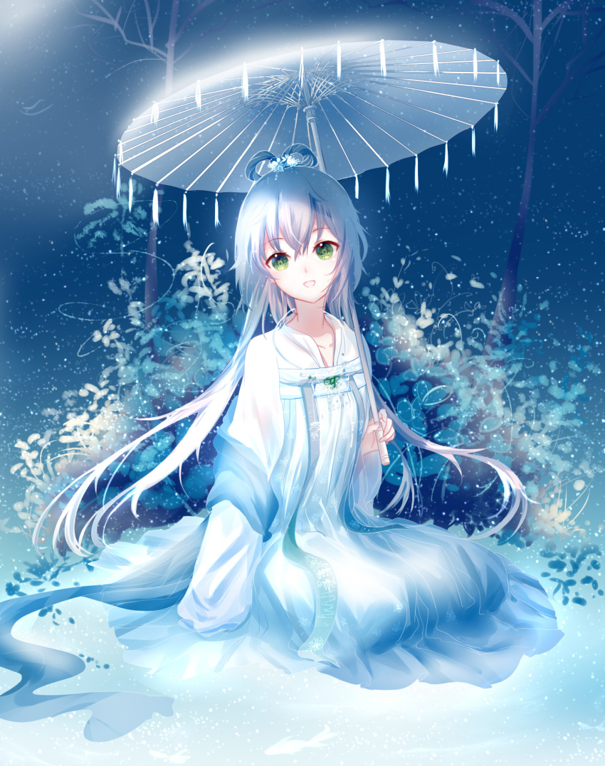 :d bangs chinese_clothes collarbone dress floating_hair full_body green_eyes hair_between_eyes hair_ornament hanfu highres holding holding_umbrella jewelry long_dress long_hair looking_at_viewer luo_tianyi necklace night open_mouth oriental_umbrella outdoors shawl silver_hair sitting smile snowing solo transparent transparent_umbrella umbrella very_long_hair vocaloid vocanese white_dress yaduo
