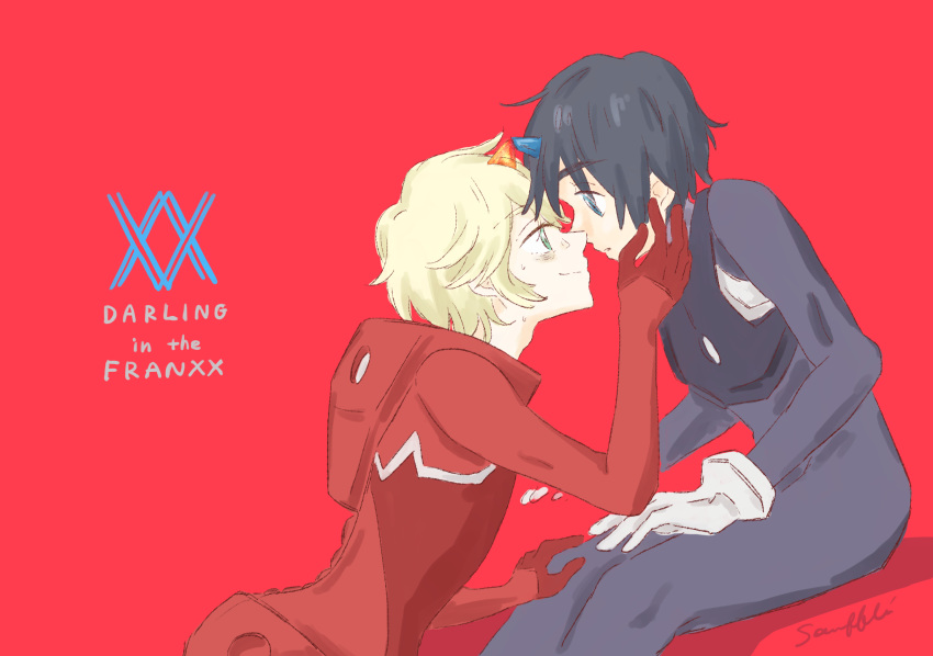bangs biencui black_bodysuit black_hair blonde_hair blue_eyes blue_horns bodysuit commentary_request couple darling_in_the_franxx eyebrows_visible_through_hair face-to-face facing_another forehead-to-forehead gloves green_eyes hand_on_another's_face hand_on_another's_knee highres hiro_(darling_in_the_franxx) horns looking_at_another male_focus multiple_boys nine_alpha pilot_suit red_bodysuit red_gloves shorts signature sweat white_gloves yaoi