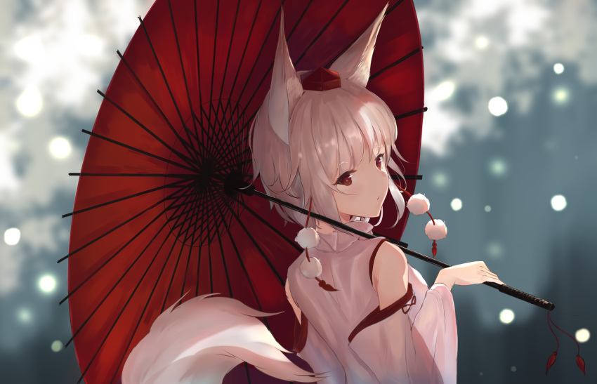 1girl animal_ear_fluff animal_ears bangs bare_shoulders blurry blurry_background closed_mouth commentary depth_of_field detached_sleeves eyebrows_visible_through_hair from_behind hat highres holding holding_umbrella inubashiri_momiji long_sleeves looking_at_viewer looking_back oriental_umbrella outdoors pom_pom_(clothes) red_eyes red_hat short_hair silver_hair solo tail tassel tokin_hat touhou umbrella upper_body wide_sleeves wolf_ears wolf_girl wolf_tail yukitourou