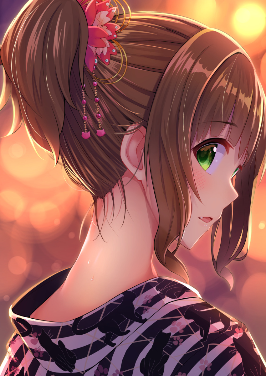 animal_print bangs blurry blurry_background blush brown_hair cat_print commentary_request depth_of_field eyebrows_visible_through_hair fang flower green_eyes hair_between_eyes hair_flower hair_ornament highres idolmaster idolmaster_cinderella_girls japanese_clothes kimono looking_at_viewer looking_back maekawa_miku nape neck parted_lips paw_print ponytail portrait print_kimono red_flower sidelocks solo striped sweat u_rin vertical-striped_kimono vertical_stripes yukata