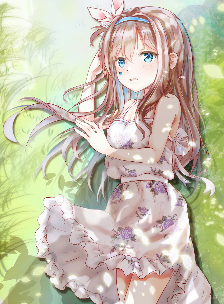 arm_up bangs bare_arms bare_shoulders blue_eyes blue_hairband blush commentary_request dress eyebrows_visible_through_hair facial_mark floral_print girls_frontline hair_between_eyes hair_ornament hairband heart highres light_brown_hair long_hair mutang parted_lips print_dress rose_print sleeveless sleeveless_dress snowflake_hair_ornament solo suomi_kp31_(girls_frontline) very_long_hair white_dress