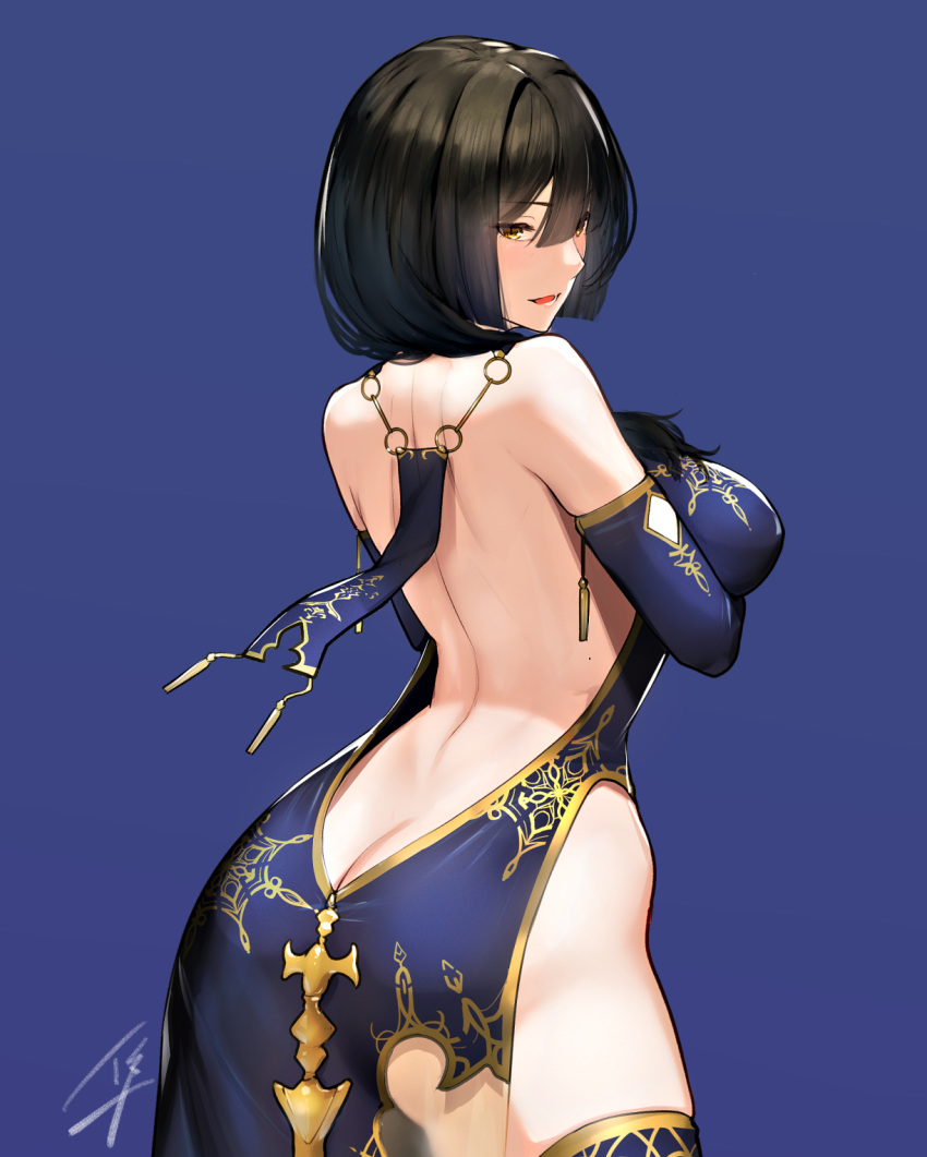 ass backless_outfit bangs bare_shoulders black_hair blue_background blunt_bangs breasts butt_crack china_dress chinese_clothes commentary_request cowboy_shot dress from_behind hair_between_eyes hayabusa highres large_breasts long_hair looking_at_viewer open_mouth original pelvic_curtain side_slit signature single_thighhigh sleeveless solo thighhighs yellow_eyes
