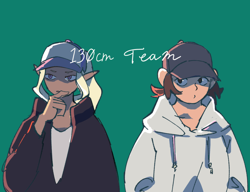 1boy 1girl androgynous baseball_cap black_jacket blonde_hair blue_headwear brown_eyes brown_hair contemporary dark-skinned_male dark_skin drawstring dungeon_meshi dwarf elf green_background grey_headwear hand_up hat height highres hood hood_down hoodie jacket kuntama11 large_ears long_hair long_sleeves namari_(dungeon_meshi) parted_lips pointy_ears ponytail puckered_lips purple_eyes red_hair shirt short_hair side-by-side sidelocks sideways_glance simple_background thistle_(dungeon_meshi) trait_connection upper_body white_hoodie white_shirt