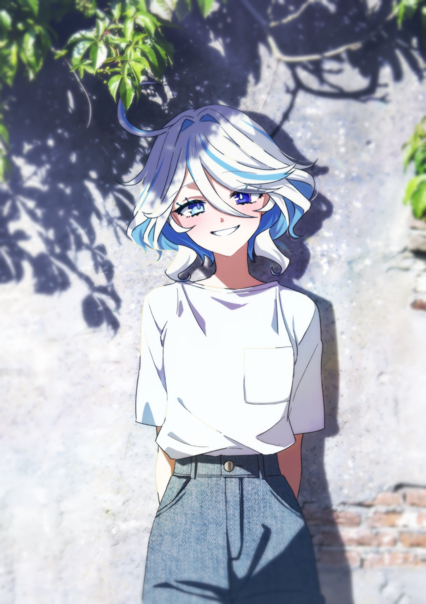 1girl absurdres against_wall alternate_costume blue_eyes casual clenched_teeth concrete cowboy_shot cowlick denim denim_shorts furina_(genshin_impact) genshin_impact high-waist_shorts highres leaf looking_at_viewer momosarami open_mouth shadow shirt shirt_tucked_in short_hair shorts solo t-shirt teeth wavy_hair white_hair white_shirt