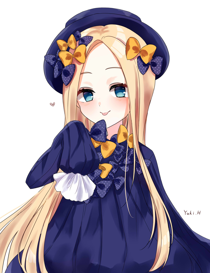 :p abigail_williams_(fate/grand_order) absurdres azetsuraito bangs black_bow blonde_hair blue_dress blue_eyes blue_hat blush bow closed_mouth commentary dress fate/grand_order fate_(series) forehead hair_bow hand_up hat heart highres long_hair long_sleeves looking_at_viewer orange_bow parted_bangs polka_dot polka_dot_bow simple_background sleeves_past_fingers sleeves_past_wrists smile solo tongue tongue_out very_long_hair white_background