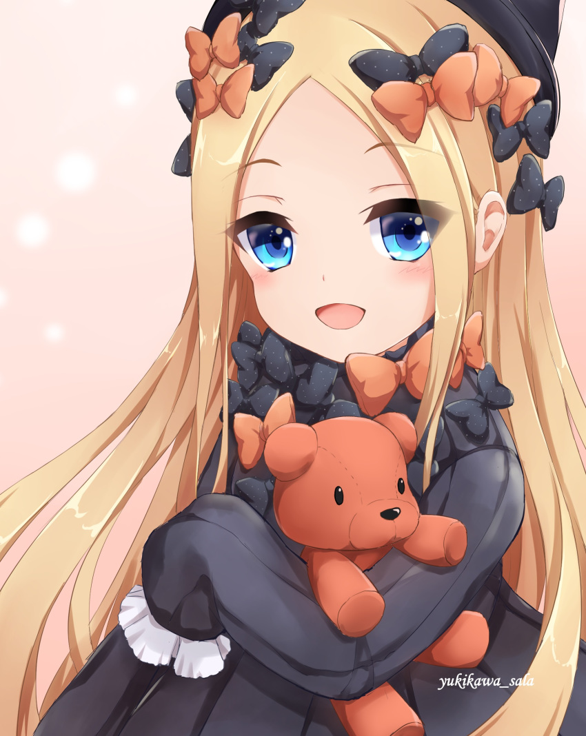 :d abigail_williams_(fate/grand_order) bangs black_bow black_dress black_hat blonde_hair blue_eyes blush bow brown_background bug butterfly commentary_request dress eyebrows_visible_through_hair fate/grand_order fate_(series) forehead hair_bow hat highres insect long_hair long_sleeves looking_at_viewer object_hug open_mouth orange_bow parted_bangs polka_dot polka_dot_bow sleeves_past_fingers sleeves_past_wrists smile solo stuffed_animal stuffed_toy teddy_bear very_long_hair yukikawa_sara