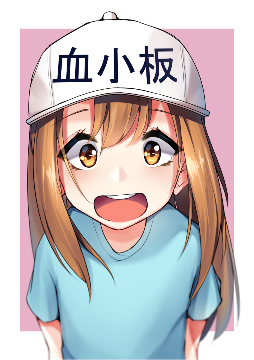:d blue_shirt blurry brown_hair commentary_request flat_cap hat hataraku_saibou headwear_writing highres long_hair looking_at_viewer open_mouth pink_background platelet_(hataraku_saibou) shirt short_sleeves simple_background smile solo supremacy upper_body yellow_eyes