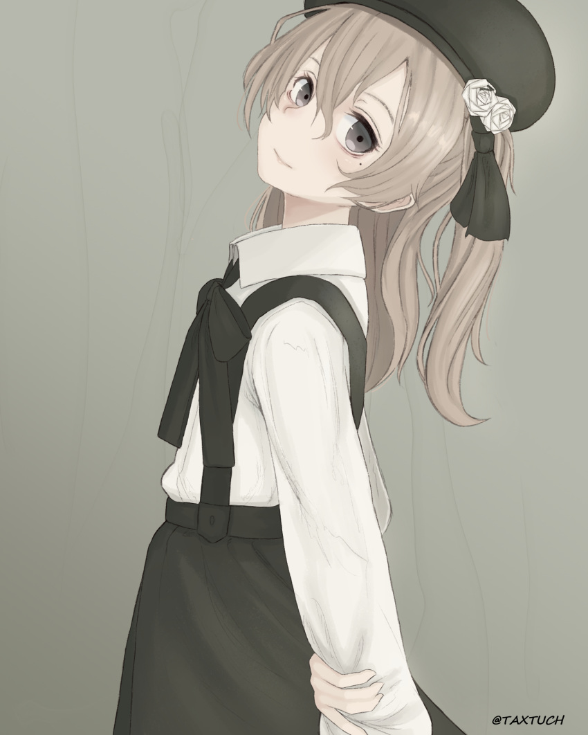 arm_behind_back arm_grab beret black_hat black_ribbon black_skirt brown_eyes closed_mouth collared_shirt commentary cosplay flower girls_und_panzer hair_between_eyes hair_flower hair_ornament hair_ribbon hat hatoba_tsugu hatoba_tsugu_(character) hatoba_tsugu_(character)_(cosplay) head_tilt high-waist_skirt highres light_brown_hair long_hair looking_at_viewer mole mole_under_eye ribbon rose shimada_arisu shirt side_ponytail skirt smile solo standing suspender_skirt suspenders tacch twitter_username upper_body virtual_youtuber white_flower white_rose white_shirt
