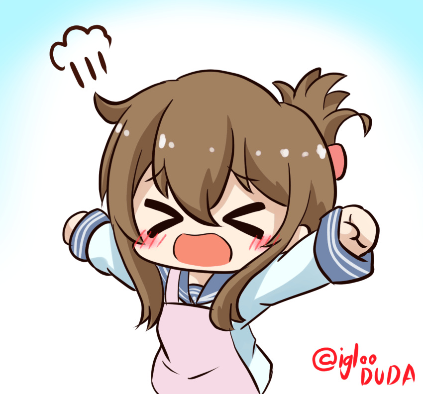 &gt;_&lt; =3 anchor_print apron arms_up asimo953 bangs big_head blue_sailor_collar blush breasts brown_hair chibi clenched_hands closed_eyes commentary_request d: dx eyebrows_visible_through_hair facing_viewer folded_ponytail furrowed_eyebrows inazuma_(kantai_collection) kantai_collection long_hair long_sleeves nanodesu_(phrase) no_nose open_mouth outstretched_arms parted_bangs pink_apron sailor_collar school_uniform serafuku shirt sidelocks simple_background sleeve_cuffs solo twitter_username upper_body white_shirt
