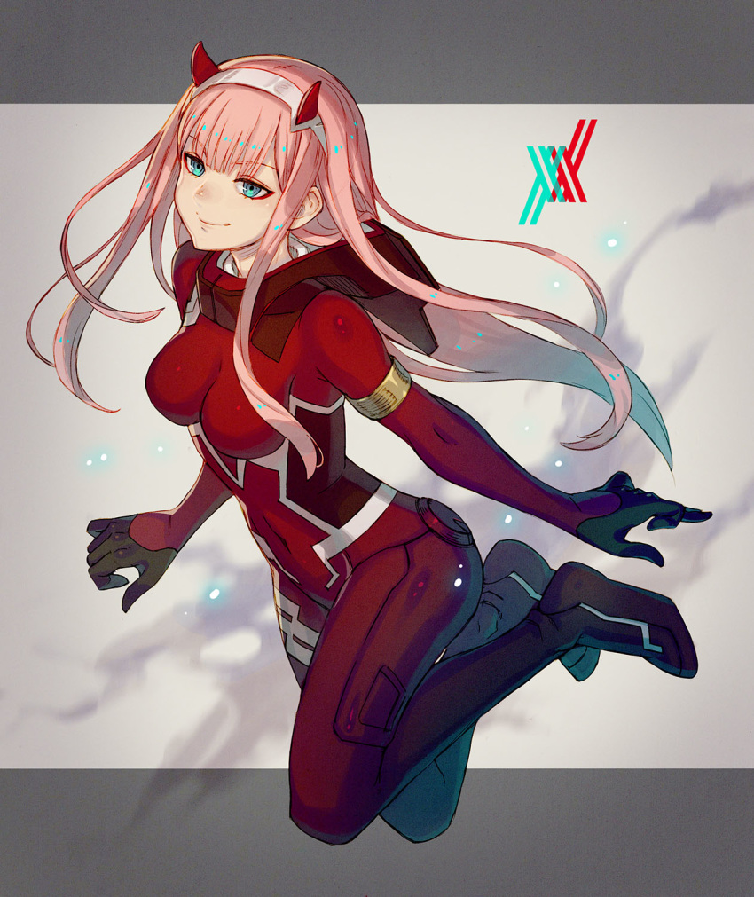 bangs blue_eyes blunt_bangs bodysuit breasts breasts_apart covered_navel darling_in_the_franxx floating_hair full_body grey_background grey_hairband hairband highres horns kusano_shinta long_hair medium_breasts pilot_suit pink_hair red_bodysuit skin_tight smile solo very_long_hair zero_two_(darling_in_the_franxx)