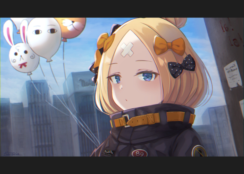 abigail_williams_(fate/grand_order) balloon bangs black_bow black_jacket blonde_hair blue_eyes blue_sky bow building closed_mouth cloud commentary_request day fate/grand_order fate_(series) fou_(fate/grand_order) hair_bow hair_bun heroic_spirit_traveling_outfit jacket long_hair looking_at_viewer medjed orange_bow outdoors parted_bangs polka_dot polka_dot_bow portrait razaria sky skyscraper solo